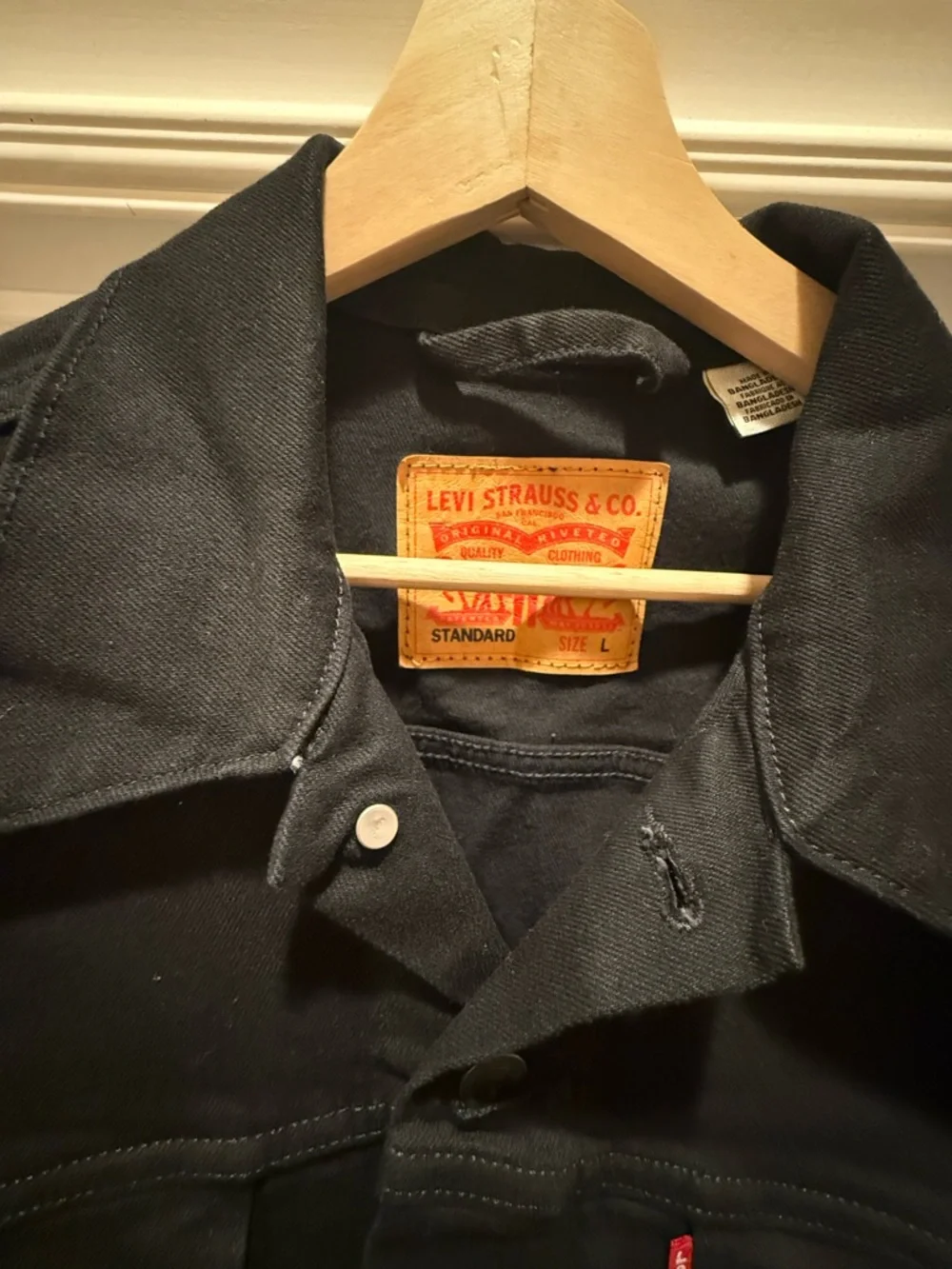 Men's Levi's Black Denim Trucker Jacket with Signature Red Tab - Picture 5 of 5